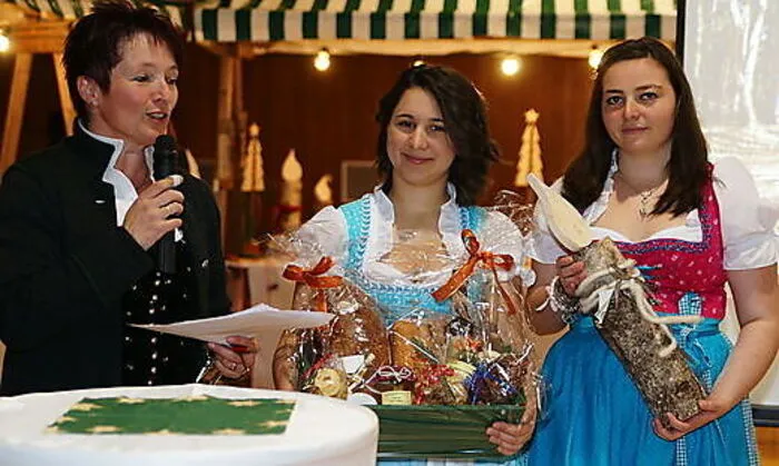 Michaela Groß und Nina Wiesflecker mit ihrem Klassenvorstand Edith Karnitschnig   