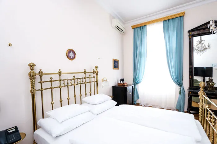 Er nächtigte in dem Haus in der Innenstadt in einem speziell angefertigten Messingbett, das aus England geliefert wurde. Das Bett wurde aufwändig restauriert und auf die heutige Größe verlängert, denn der spätere Kaiser soll relativ klein gewachsen gewesen sein.