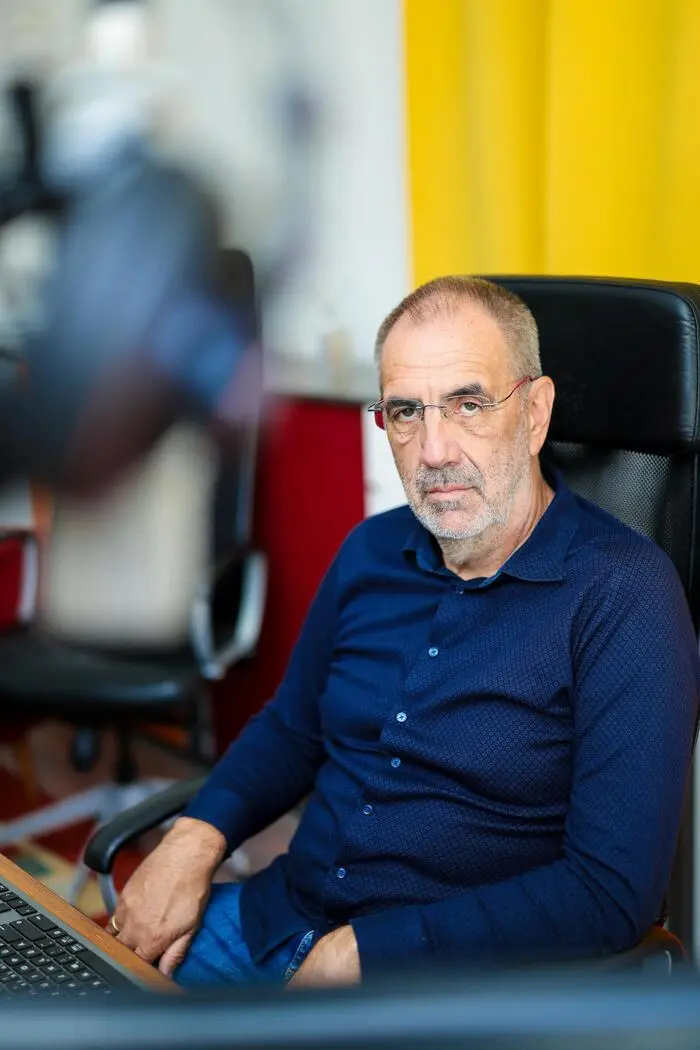 Hansjürgen Schmölzer in seinem Büro