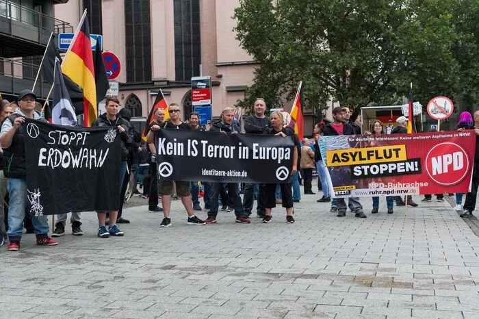 Die Gegendemonstranten mobilisierten mehrere hundert Anhänger. Bis zum Nachmittag kam es zu vereinzelten Zwischenfällen.