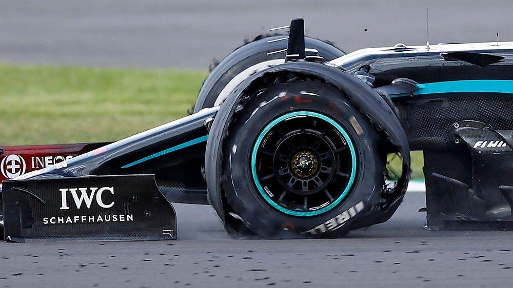 Der geplatzte Vorderreifen von Lewis Hamilton 