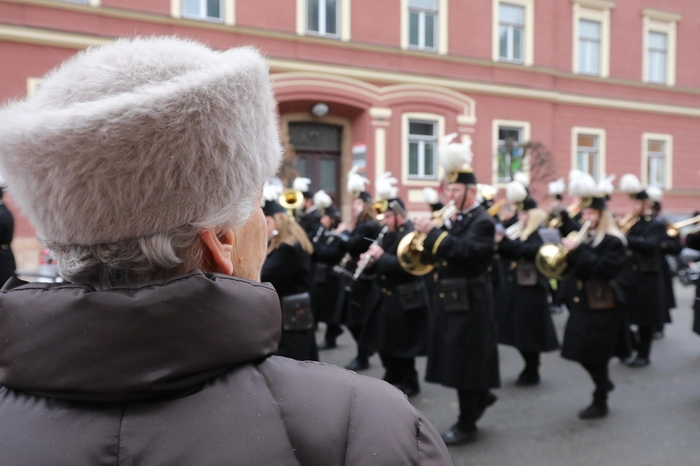 Die Bergmusikkapelle Eisenerz spielte beim anschließenden Ledersprung unter anderem den Marsch "Gemeinsam voran", den Hannes Apfolter anlässlich der Partnerschaftsbegründung zwischen der Montanuniversität Leoben mit dem Kommando Landstreitkräfte 2017 komponiert hatte.