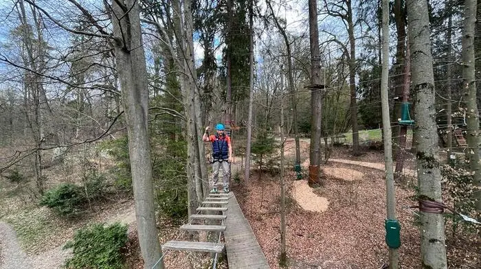 Hängebrücken und Drahtseilakte bietet der Kletterwald Graz ab 1. April.