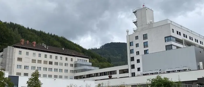 Wohin? Wenn es blutet, eher nach Leoben (Bild). Wenn es sich um interne Notfälle, wie Verdacht auf Herzinfarkt oder Schlaganfall handelt, ab nach Bruck