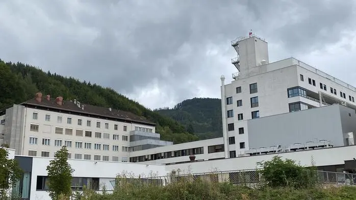 Wohin? Wenn es blutet, eher nach Leoben (Bild). Wenn es sich um interne Notfälle, wie Verdacht auf Herzinfarkt oder Schlaganfall handelt, ab nach Bruck