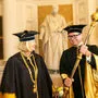 Übergabe des Zeptern von Rektorin Christa Neuper an Martin Polaschek vor der Statue Kaiser Franz Josefs