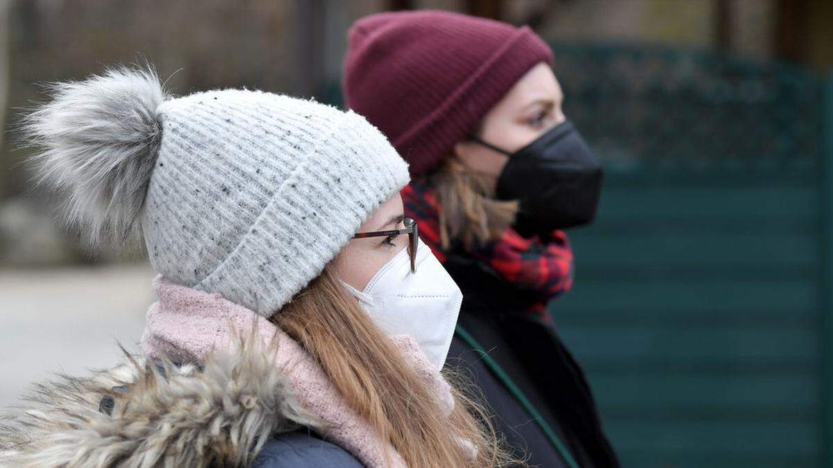 Die Maskenpflicht im Freien wurde erst vor Kurzem eingeführt.