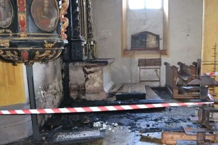 Feuer in der Ulrichskirche in Stanz: Der Sachschaden ist enorm. Eine Kerze im Altarraum dürfte den Brand ausgelöst haben. Mehr dazu.  