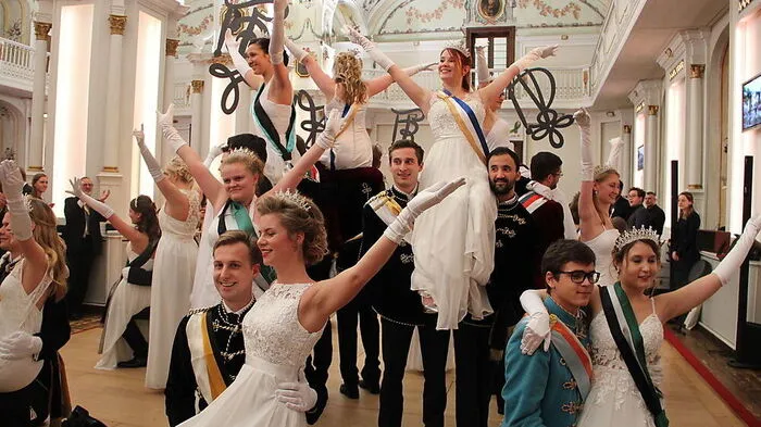 16 Paare tanzten die Polonaise