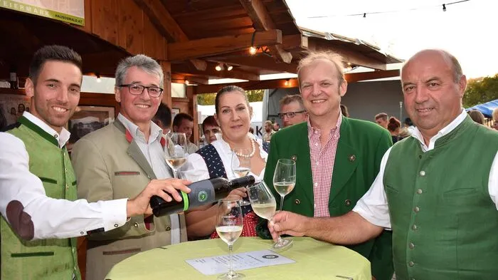 Auf dem viertägigen Weinreigen im „Weindörfl“ Großklein genossen zahlreiche Gäste die edlen Tröpferl der steirischen Weinpalette. Schon am Eröffnungsabend hatten die 12 Weinbauern in ihren Weinständen reichlich zu tun.