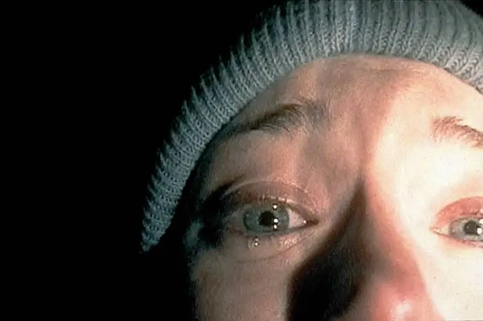 48. Blair Witch Project (1999) von Daniel Myrick und Eduardo Sánchez. Mit Minibudget gedrehte Pseudodokumentation. Geschickt als "echtes" Dokument getarnt. Drei Studenten verirren sich in einem unheimlichen Wald, in dem eine Hexe ihr Unwesen treibt. Zu der Entstehung unglaublich gehypt, und bis heute ein echter Schocker. Gruselfaktor 8/10.