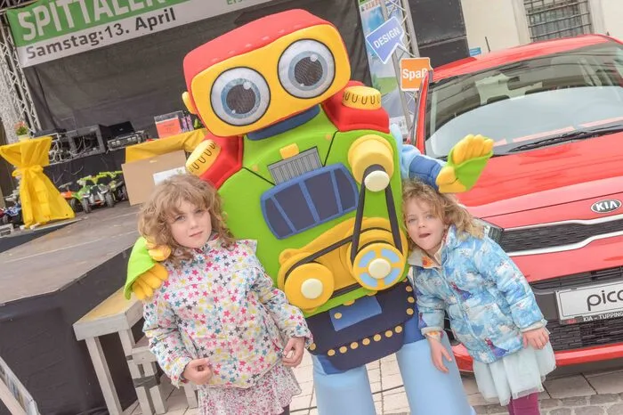 Das frisch gebackene Maskottchen "Otto Engine" begeisterte die kleinen Besucher.