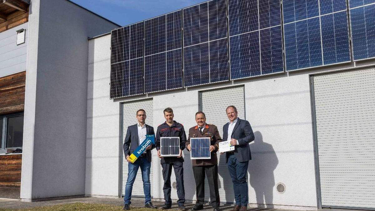 Christian Pichler, Klaus Monschein, HBI Josef Fink und Robert Frauwallner freuen sich über die Fertigstellung der Photovoltaikanlage