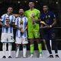 V. l.: Enzo Fernandez (bester Jungspieler), Lionel Messi (bester Spieler), Emiliano Martinez (bester Torhüter) und Kylian Mbappe (Torschützenkönig).
