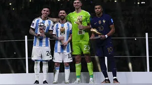 V. l.: Enzo Fernandez (bester Jungspieler), Lionel Messi (bester Spieler), Emiliano Martinez (bester Torhüter) und Kylian Mbappe (Torschützenkönig).