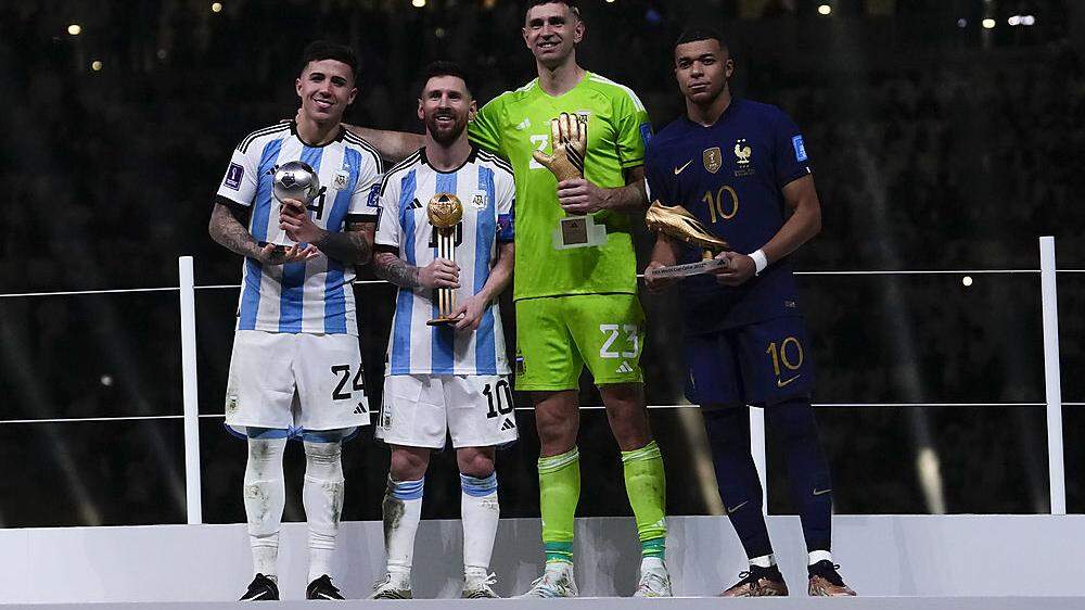 V. l.: Enzo Fernandez (bester Jungspieler), Lionel Messi (bester Spieler), Emiliano Martinez (bester Torhüter) und Kylian Mbappe (Torschützenkönig).
