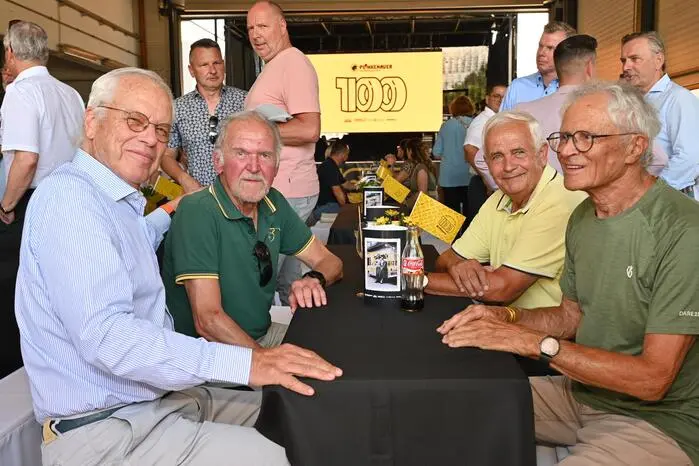 Im Zuge des Mitarbeiterfestes überraschte die Firmenleitung 14 Mitarbeiterinnen und Mitarbeiter (sowohl aktive als auch bereits pensionierte Beschäftigte) mit dem „Legenden Award“ als Anerkennung für ihre über 40-jährige Betriebszugehörigkeit.