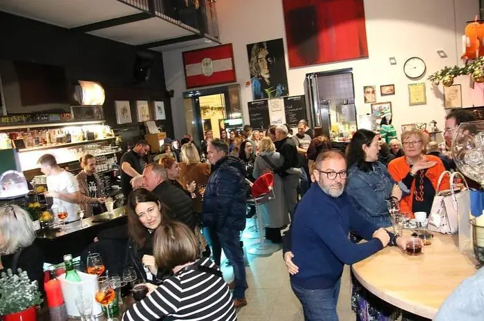 Das Cafe war bummvoll, die Gäste, unter ihnen auch Bürgermeister Helmut Linhart, unterhielten sich bestens.