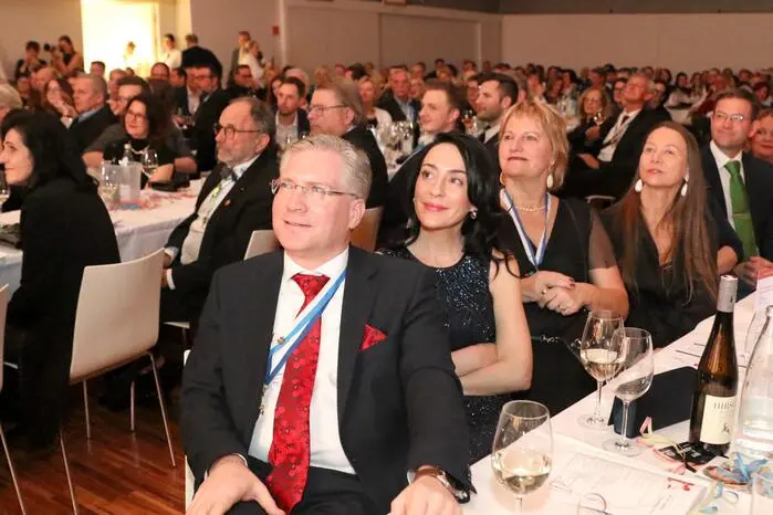 Aus dem Lachen nicht heraus kamen neben mehreren Faschingsgilden aus Kärnten unter anderem „Hausherr“ Bürgermeister Martin Kulmer (vorne), Landtagsabgeordneter Seppi Ofner, Bezirkshauptfrau Claudia Egger, Stadtrichter-Faschings-Urgestein Otto Umlauft, Zahnarzt Michi Lassnig, Wirtschaftskammer (WK)-Bezirksstellenobmann Walter Sabitzer, WK-Bezirksstellenleiter Robert Schratt sowie FP-Gesundheitssprecherin Dagmar Belakowitsch. 