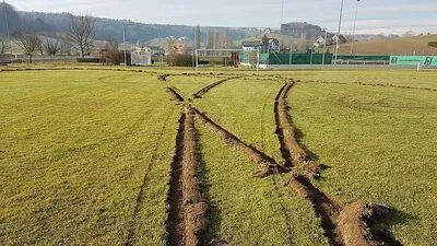 So schaut der Sportplatz in Raning derzeit aus: Umgepflügt