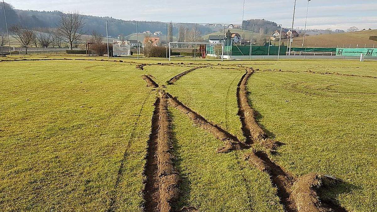 So schaut der Sportplatz in Raning derzeit aus: Umgepflügt