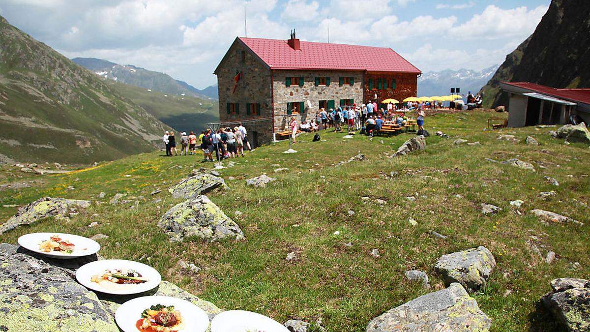 Die Spitzenköche Bobby Bräuer, Viki Geunes, Josef Steffner, Stephen Crane und Tanja Grandits kreieren beim „Kulinarischen Jakobsweg“ Gerichte mit regionalen Spezialitäten aus dem Paznaun. 