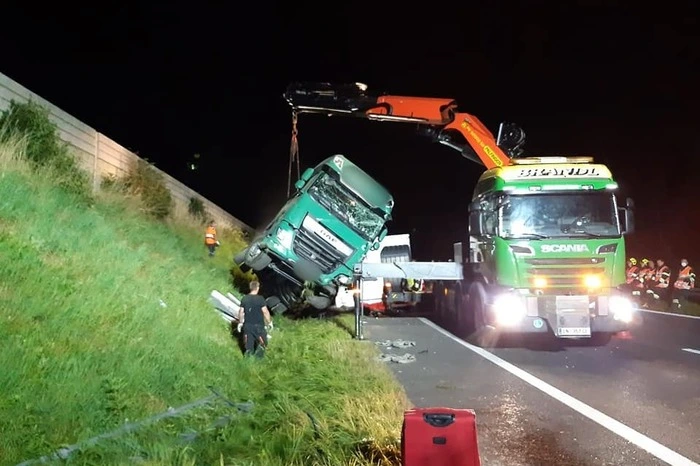Der Auflieger musste mit Spezialkränen geborgen werden. Die defekte Zugmaschine wurde abgeschleppt.