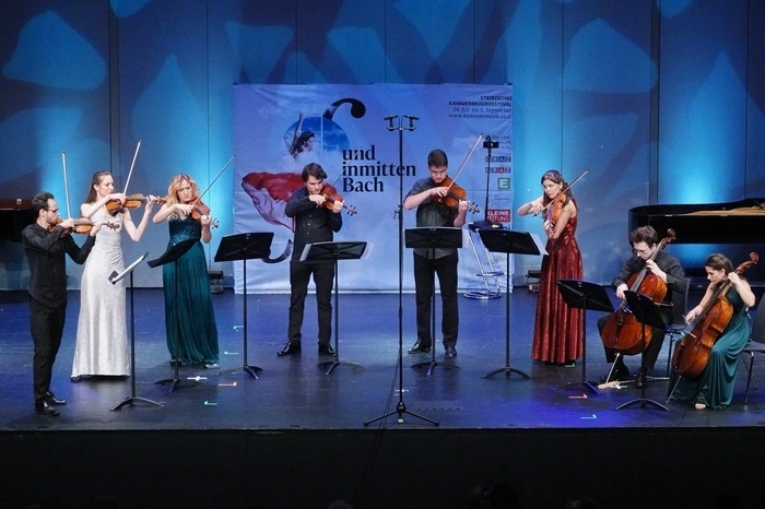 Das Oberton+ Ensemble begeisterte auf ihren Streichinstrumenten ...
