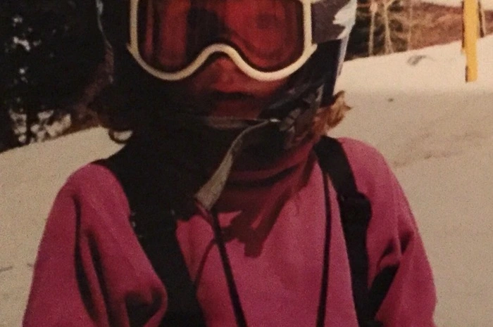 nennt sie selbst dieses Foto. Die ersten Versuche auf Ski, nicht zuletzt aufgrund der Initiative ihrer Oma Elfi Hendell, die aus Wien kommt und fliehen musste.