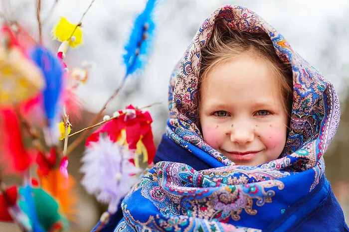 Finnland: Kinder verkleiden sich mit einem Kopftuch, schnappen sich einen Besen und ziehen als Osterhexen von Haus zu Haus. Als Belohnung gibt’s Süßigkeiten.
