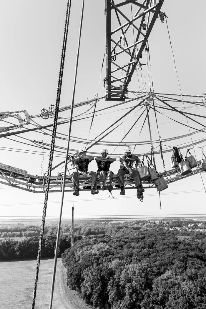 In der Pause genießen die Monteure ihre Aussicht