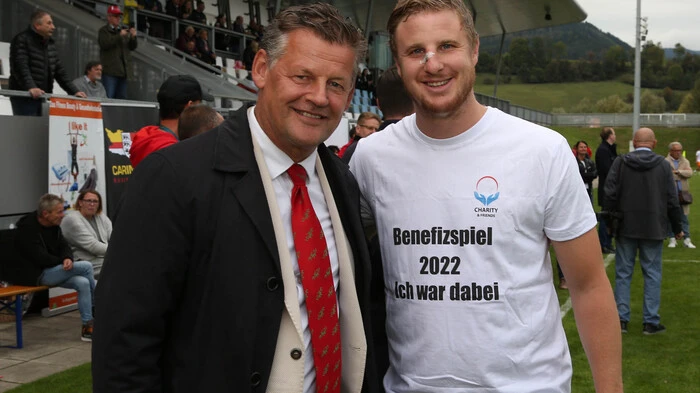 Klagenfurts Bürgermeister Christian Scheider (links) besuchte die Promi-Fußballer, darunter auch Ex-Eintracht-Frankfurt-Spieler Martin Hinteregger (rechts).