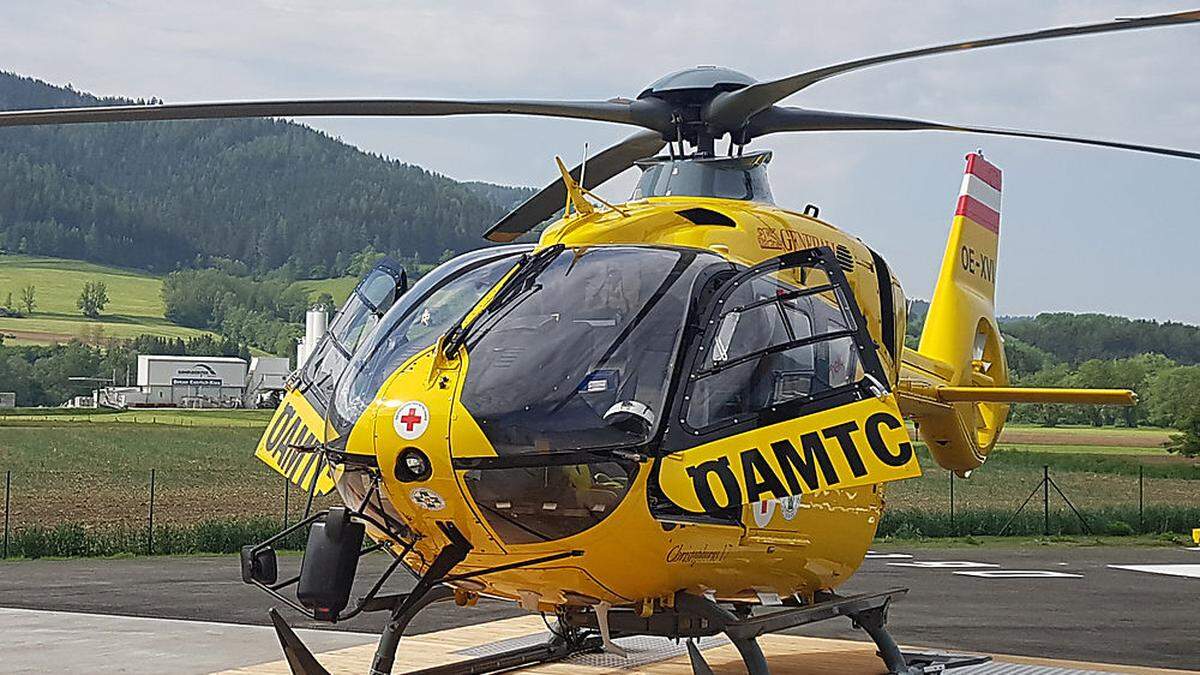 Mit dem Notarzthubschrauber wurde der Verletzte ins UKH Klagenfurt geflogen