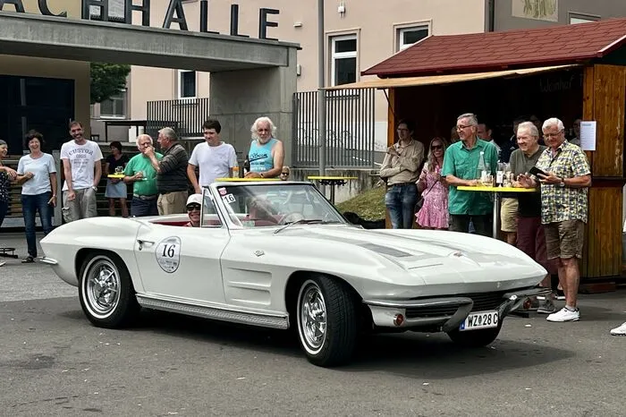 Viele Einheimische bestaunten die historischen Fahrzeuge