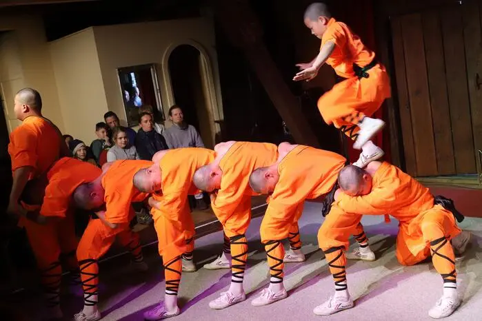 Die Bühnenshow zieht mit ihrem Kontrast von rasanten Darbietungen und meditativer Stille jeden Zuschauer in ihren Bann.