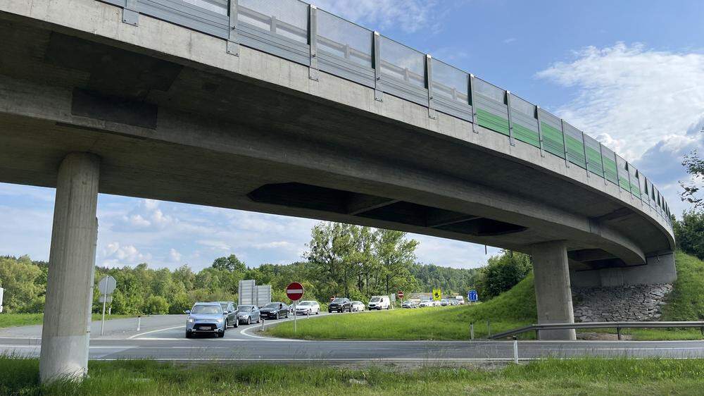 Bei der Autobahnabfahrt A2 bei Gleisdorf/Ludersdorf soll künftig eine Ampel die Unfallgefahr mindern