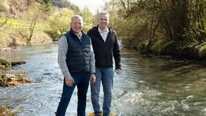 Bürgermeister Franz Sabitzer und Amtsleiter Christian Lattacher hoffen, dass der Pegel der Gurk bald wieder ansteigt