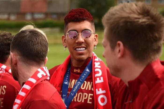 Nach der Landung auf dem John-Lennon-Airport präsentierten Klopp und Kapitän Jordan Henderson nach dem Aussteigen vor dem Flugzeug erst gemeinsam den Champions-League-Pokal. 
