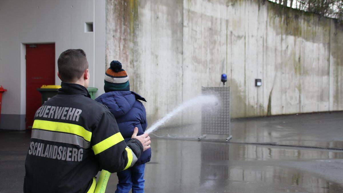 Beim Tag der offenen Tür der FF Deutschlandsberg können sich die kleinen Besucher an der Spritzwand versuchen