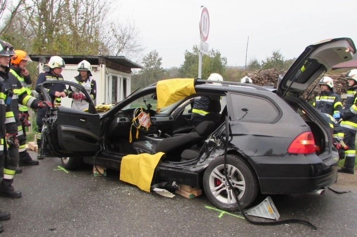 Die Feuerwehren mussten die B-Säule des Unfallfahrzeugs entfernen, um zu dem Verletzten vorzudringen.