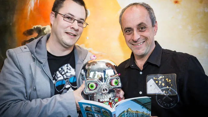 Ein Halloween-Special gab es am Samstag im Klagenfurter Planetarium. Die Kleine-Zeitung-Journalisten Georg Lux und Helmuth Weichselbraun präsentierten ihr Buch "Verfallen & vergessen - Lost-Places in der Alpen-Adria-Region", das im Styria-Verlag erschienen ist. "An vielen Orten, die wir für das Buch besucht haben, herrschte schon eine ganz eigenartige Stimmung. Zum Beispiel in den Höhlen in Jesenice und am Faaker See, in die sich die Menschen im Mittelalter geflüchtet hatten, um sich vor plündernden türkischen Reiterhorden zu schützen", sagte Lux. Die aufgenommenen Bilder wirkten auf die Besucher mit ihrer 360 Grad-Vorführung extra (sur)real.