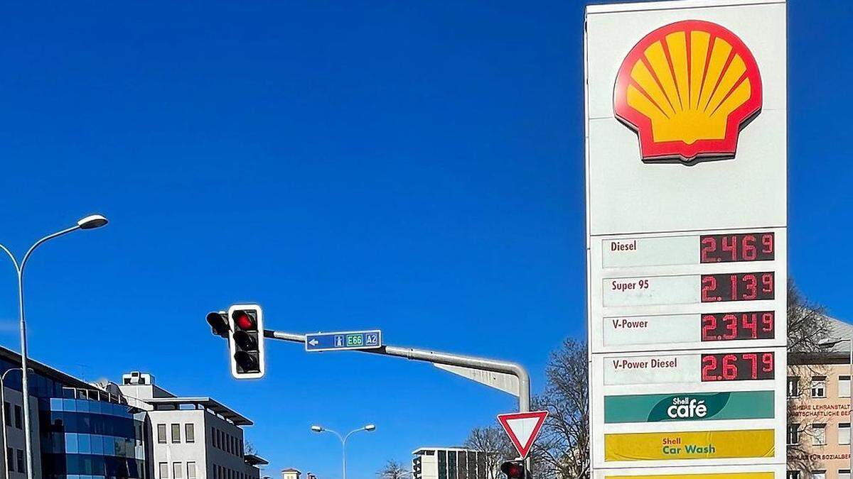 Preistafel einer Shell-Tankstelle in Klagenfurt am Mittwochnachmittag 