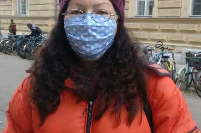 Maria Haubenwaller (51) aus Graz: Ich muss noch darüber grübeln, ob ich mich testen lasse. Die Antigentests sind ja nicht zu hundert Prozent sicher. Wenn ich positiv getestet würde, müsste ich nochmal einen PCR-Test machen und das dauert, da würde ich Tage verlieren. Wäre die Massentestung mit PCR-Tests, wäre ich sofort dabei, die sind ja sicherer.