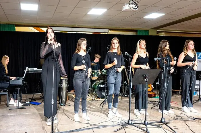 In Bands, Chören und als Solisten zeigten sie mit großer Begeisterung ihr musikalisches Talent und ernteten viel Beifall, ebenso auch die Musikpädagoginnen und -pädagogen abschließend mit dem wieder aktuellen Hit „Africa“ von Toto.