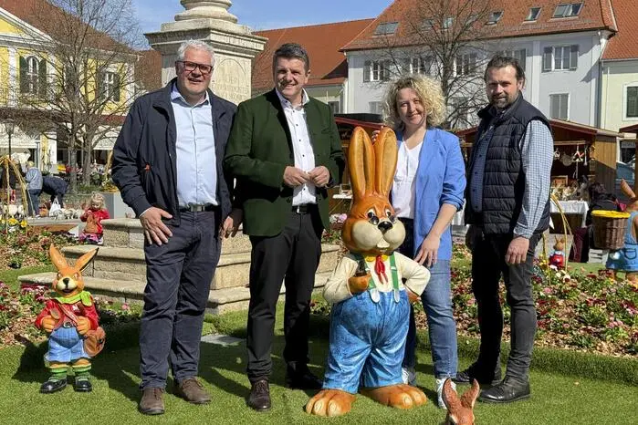 Die Eröffnung nahm Regierungskommissär Franz Jost (Bildmitte) mit Beirat Roland Gogg sowie dem Stadtmarketing-Duo Barbara Wagner und Markus Jahn gemeinsam vor.