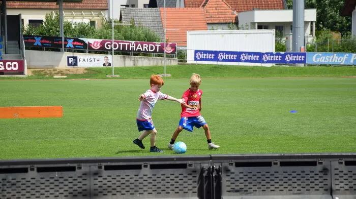 Das Fußballcamp findet vom 24.07 bis 28.07 statt und ist mit der Dauer von einer Woche und 220 Teilnehmen das größte in Österreich. Bevor sich die Kinder und Jugendliche den Bällen widmen durften, eröffnete der Hartberger Bürgermeister Marcus Matschitsch die Fußballwoche.