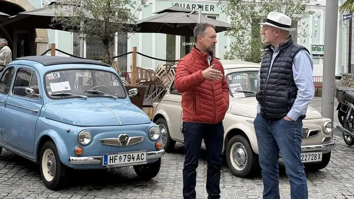 „Unser Hauptplatz wird heute Vormittag wieder zur Bühne für Oldtimer-Besitzer aus nah und fern die ihre faszinierenden historischen Fahrzeuge präsentieren“, freuten sich Bürgermeister Marcus Martschitsch, Stadtmarketing-Chef Thomas Grill und Oldtimerfreunde-Präsident Helmut Haidwagner. 