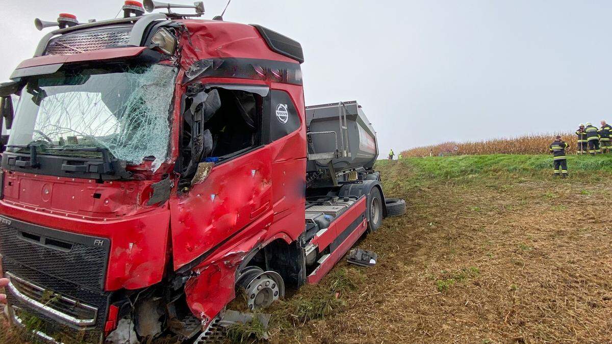 Ein Lkw kam von der Straße ab und blieb am Acker stehen