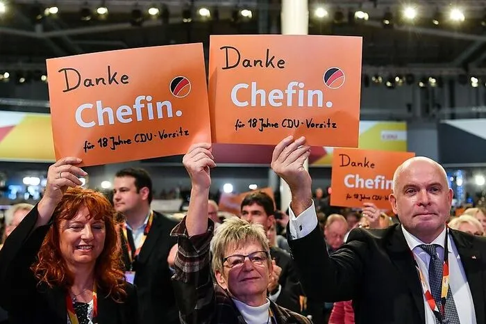 Viele Funktionäre hielten diese Schilder nach oben.