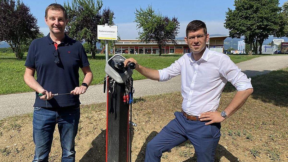 Wolfsbergs Stadtrat Josef Steinkellner (ÖVP) mit Landesrat Martin Gruber (ÖVP) bei der neuen Radservicestation am Lavantradweg 